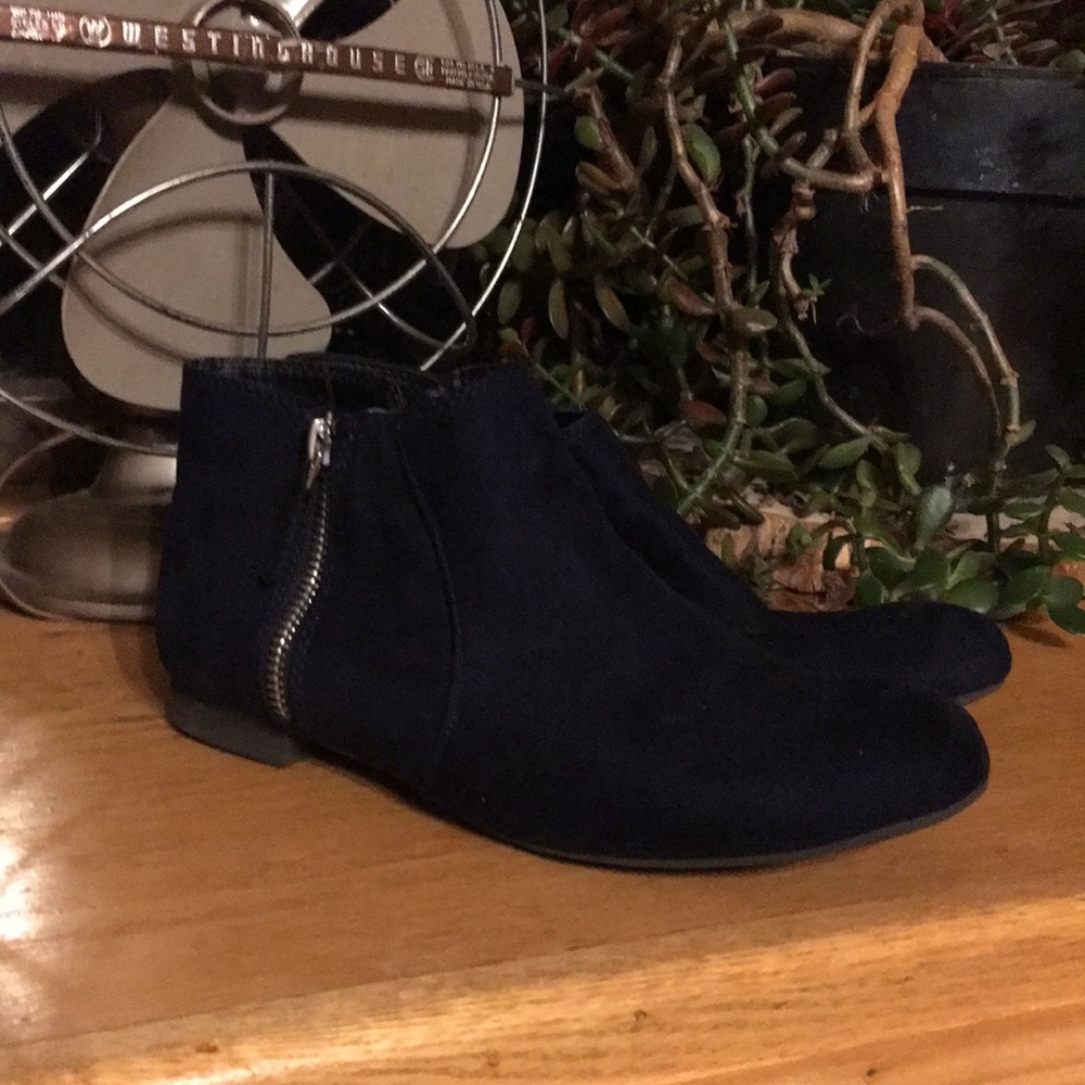***Navy blue booties. American Eagle size 8